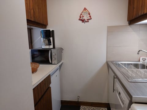 Kitchen Sink, Cabinetry, Property, Building, Lighting, Sink, Interior Design, Wood, Kitchen Stove