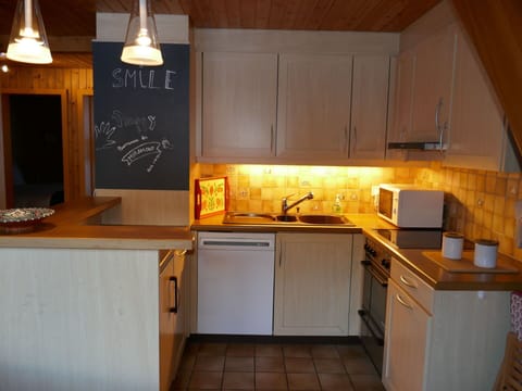 Plant, Sky, Plant Community, Cloud, Tree, Land Lot, Vegetation, Natural Landscape, Grass, Shrub