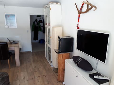 Property, Building, Cabinetry, Interior Design, House, Floor, Wall, Flooring, Television Set, Table