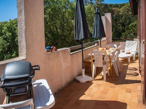 Furniture, Property, Plant, Chair, Table, Building, Wood, Interior Design, Houseplant, Window