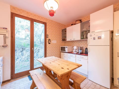 Sky, Building, Cloud, Water, Window, Car, Vehicle, Condominium, Urban Design, Shade