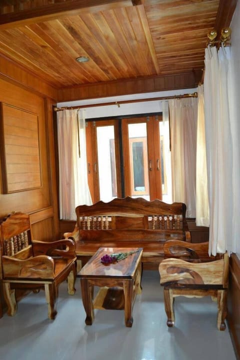 Family Bunggalow | Living area | 32-inch flat-screen TV with cable channels, TV