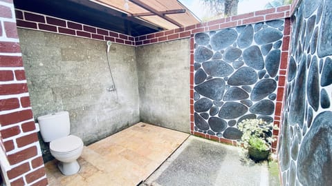 Deluxe Double Room, Non Smoking, Garden Area | Bathroom