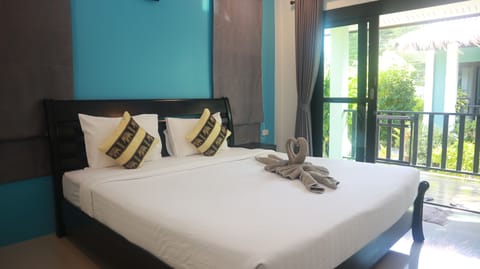 Deluxe Double Room | Minibar, in-room safe, blackout drapes, free WiFi