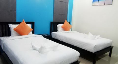 Deluxe Twin Room | Minibar, in-room safe, blackout drapes, free WiFi