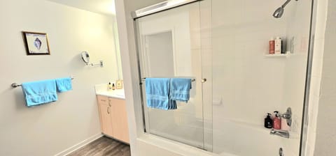 Superior Apartment | Bathroom | Combined shower/tub, free toiletries, hair dryer, towels