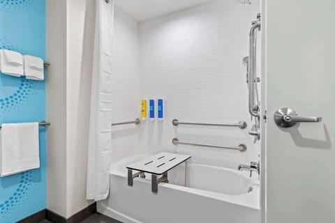 Room, 1 King Bed, Accessible, Bathtub | Bathroom | Hair dryer, towels, soap, shampoo