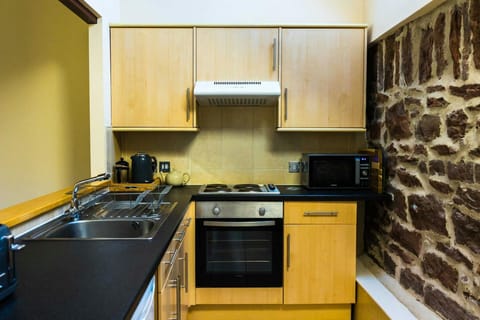 Kitchen, oven, hob and cooker hood, washing up sink