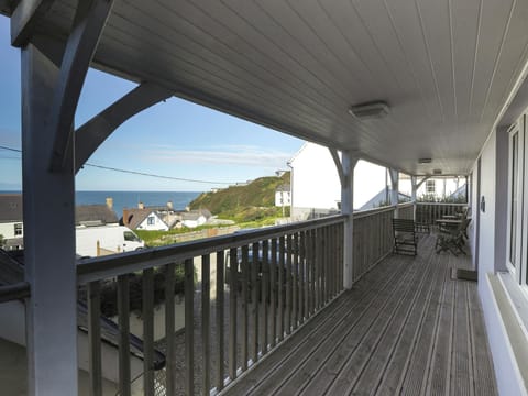 Golygfa Mor veranda with views over the sea