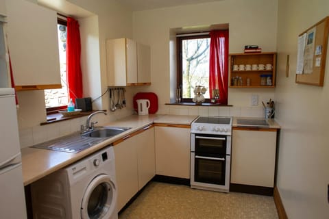 Kitchen with electric cooker, sink, washing machine