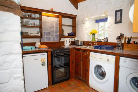 Kitchen with sink, cooker, shelves
