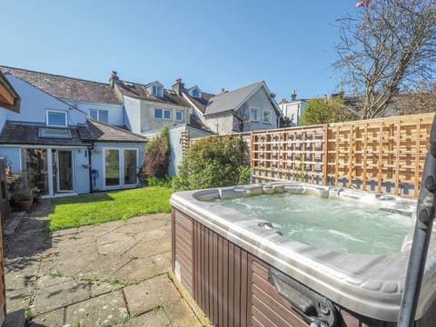 Hot tub, paving stones, grass down to Glenydd