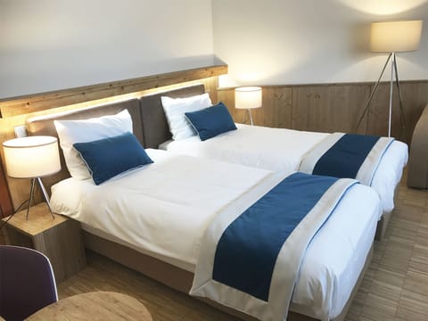 Standard Twin Room | Desk, blackout drapes, soundproofing, iron/ironing board