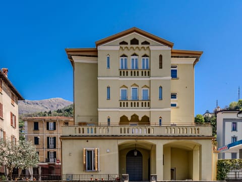 Sky, Building, Plant, Window, Tree, Real Estate, Facade, City, Door, Mixed-Use