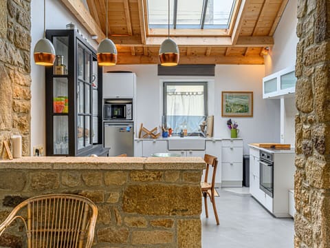 Plant, Water, Building, Sky, Property, Swimming Pool, Azure, Tree, Body Of Water, Leisure