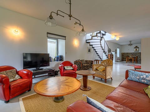 Plant, Water, Building, Sky, Property, Swimming Pool, Azure, Tree, Body Of Water, Leisure