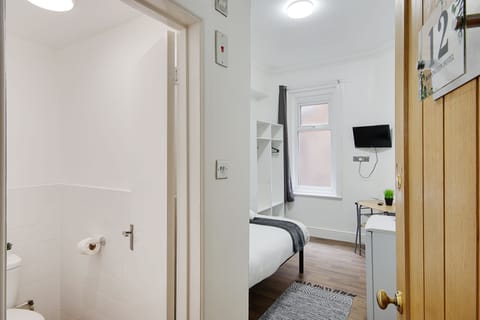 Premium Double Room, City View | Bathroom | Shower, towels