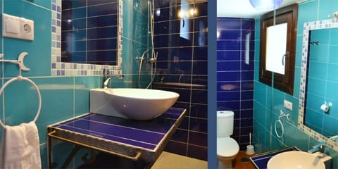 Superior Double Room, Balcony | Bathroom | Shower, rainfall showerhead, free toiletries, hair dryer