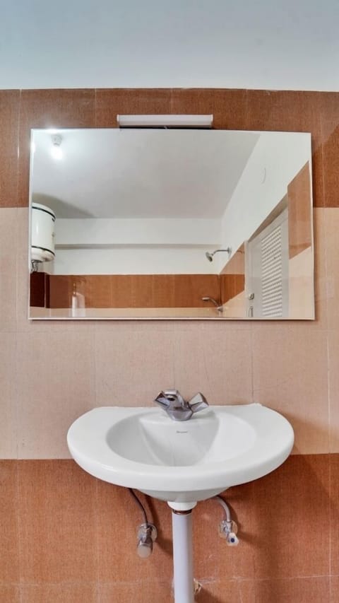 Deluxe Room, Mountain View | Bathroom | Free toiletries