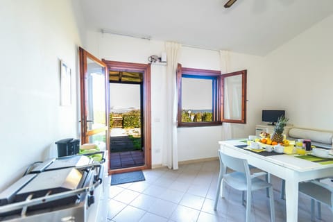 Fridge, oven, stovetop, coffee/tea maker