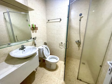 Standard Apartment | Bathroom | Hydromassage showerhead, designer toiletries, hair dryer, slippers