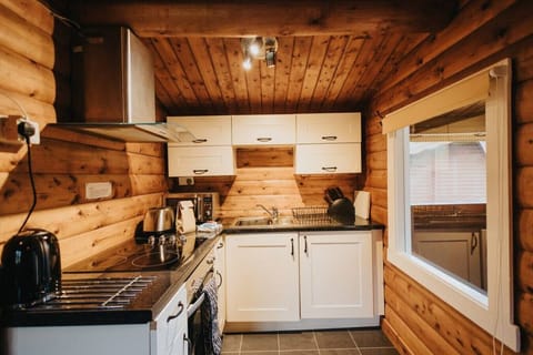 Comfort Cabin | Private kitchen | Full-size fridge, microwave, oven, stovetop