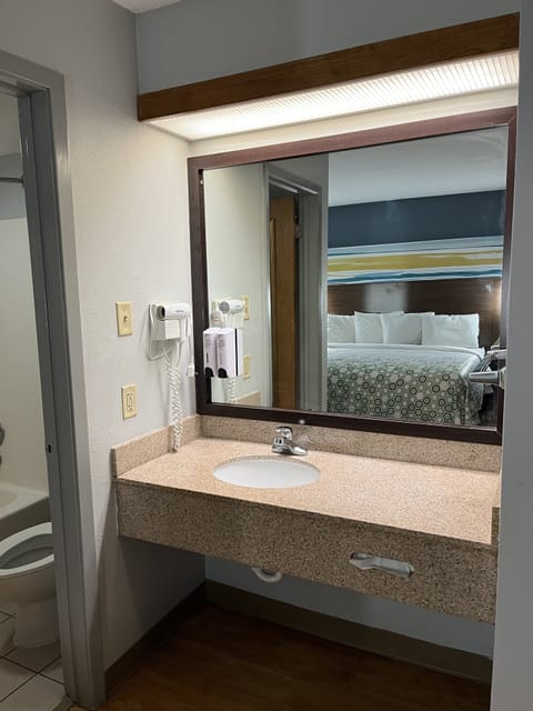 Combined shower/tub, towels, toilet paper