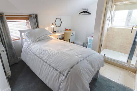 Single Room | Iron/ironing board, free WiFi