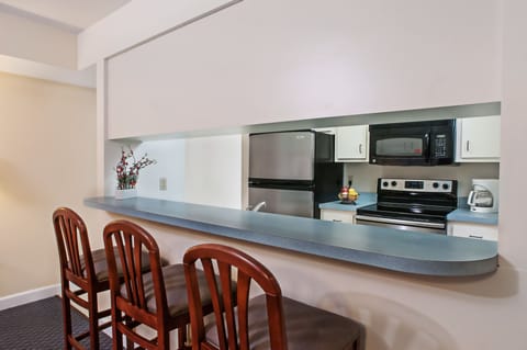 Deluxe Suite (Townhouse Apartment) | Private kitchen | Fridge, microwave, coffee/tea maker