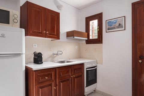 Standard Apartment | Private kitchenette | Fridge, stovetop, espresso maker, coffee/tea maker