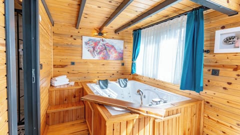 Jakuzili Cift Kisilik Bungalov | 1 bedroom, Egyptian cotton sheets, premium bedding, desk