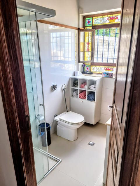 Ipanema 6 beds shared room | Bathroom