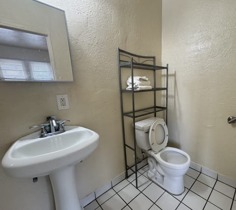 Basic Single Room | Bathroom | Towels