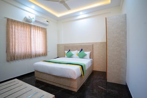 Deluxe Double Room, Balcony | In-room safe, desk, iron/ironing board, bed sheets