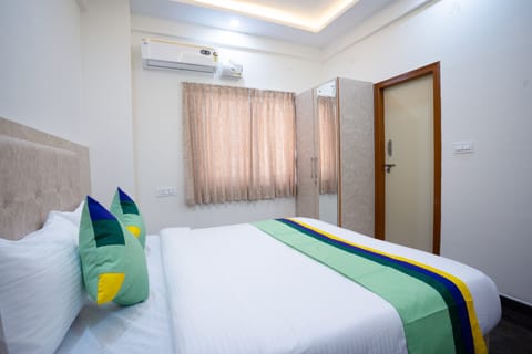 Deluxe Double Room, Balcony | In-room safe, desk, iron/ironing board, bed sheets