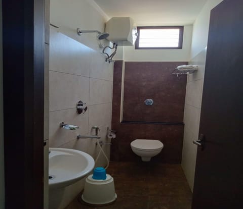 Classic Room | Bathroom | Shower, rainfall showerhead, towels