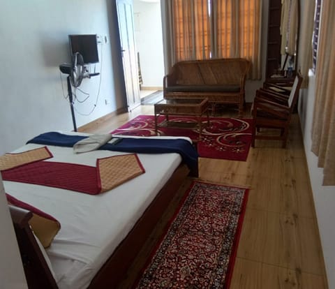 Egyptian cotton sheets, premium bedding, desk, free WiFi