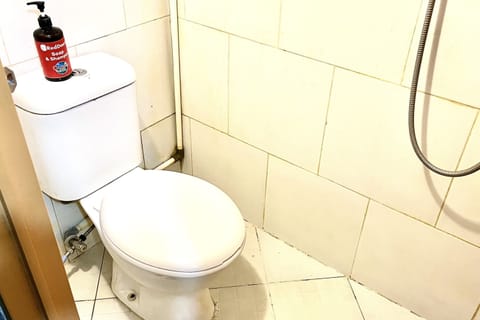 Standard Room | Bathroom | Shower, rainfall showerhead, towels