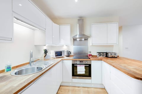 Standard Apartment, 2 Bedrooms | Private kitchen | Fridge, microwave, oven, stovetop