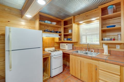 House (1 Bedroom) | Private kitchen | Microwave, oven, stovetop, cookware/dishes/utensils