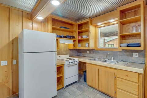 House (1 Bedroom) | Private kitchen | Microwave, oven, stovetop, cookware/dishes/utensils