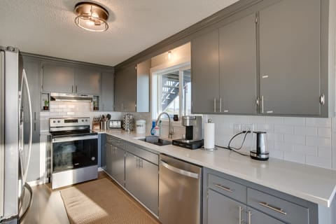 Apartment (2 Bedrooms) | Private kitchen | Microwave, oven, stovetop, dishwasher