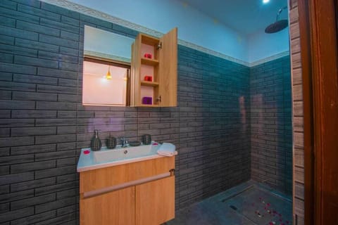 Morjane | Bathroom | Shower, hydromassage showerhead, free toiletries, towels