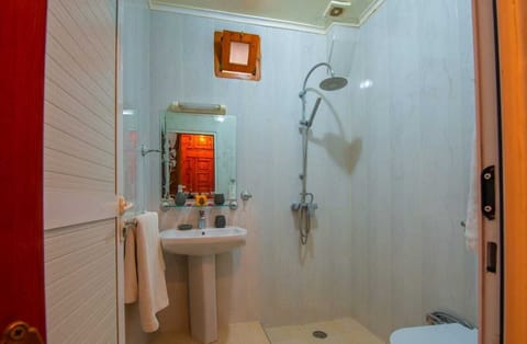 Sherazade | Bathroom | Shower, hydromassage showerhead, free toiletries, towels