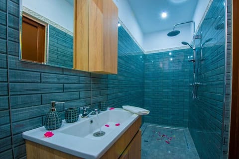 Morjane | Bathroom | Shower, hydromassage showerhead, free toiletries, towels