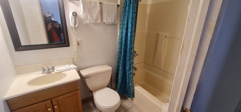 Standard Room, 2 Queen Beds, Non Smoking | Bathroom | Free toiletries, towels