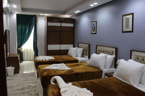 City Triple Room | Pillowtop beds, in-room safe, blackout drapes, free WiFi