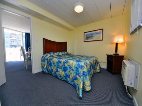 Deluxe Suite, Kitchenette ( Pool View Efficiency) | Free WiFi, bed sheets