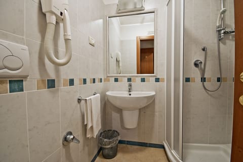 Economy Single Room | Bathroom | Shower, free toiletries, hair dryer, towels