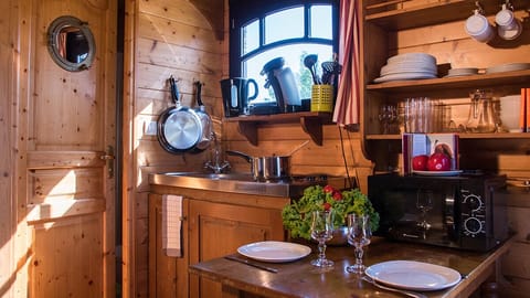 Roulotte-gite 4/5 Personnes | Private kitchen | Fridge, microwave, stovetop, coffee/tea maker